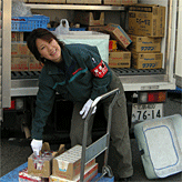 写真：女性スタッフが商品を積み込んでいるところ